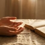 Vaterunser Betende Hände vor einer Bibel auf Leinentuch